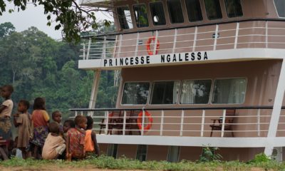 Le navire de croisière Princesse Ngalessa des Expéditions Ducret navigue sur le fleuve Congo et la rivière Alima pour des croisières exceptionnelles.