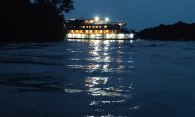 Le navire de croisière Princesse Ngalessa, des Expéditions Ducret, de nuit sur la rivière Alima au Congo.