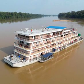 Le navire de croisière Princesse Ngalessa des Expéditions Ducret navigue sur le fleuve Congo et la rivière Alima pour des croisières exceptionnelles.