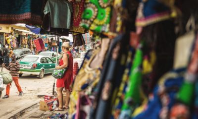 Une touriste visite les échoppes de tissus dans les rues de Brazzaville, capitale de la République du Congo.