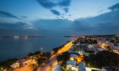 Le fleuve Congo sépare la République démocratique du Congo à gauche de la République du Congo, à droite, sur cette photo prise de nuit.