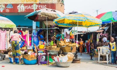 Marché de rue coloré à Brazzaville, capitale de la République du Congo.