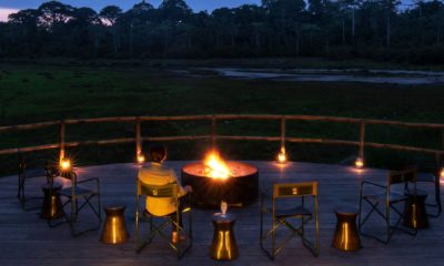 Feu de camp au crépuscule sur la terrasse panoramique de Lango Lodge, au bord du Baï marécageux.