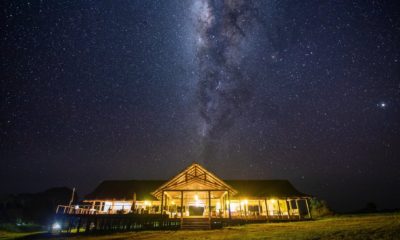 Mboko Lodge de nuit sous le ciel étoilé et la Voie Lactée, dans le Parc National Odzala-Kokoua en République du Congo