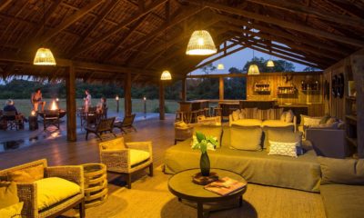 Le salon, le bar et la terrasse au crépuscule à Mboko Lodge, dans le Parc National Odzala-Kokoua en République du Congo