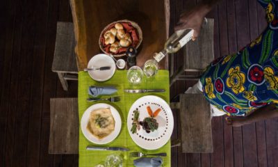 Un serveur sert du vin blanc à table à Mboko Lodge, dans le Parc National Odzala-Kokoua en République du Congo