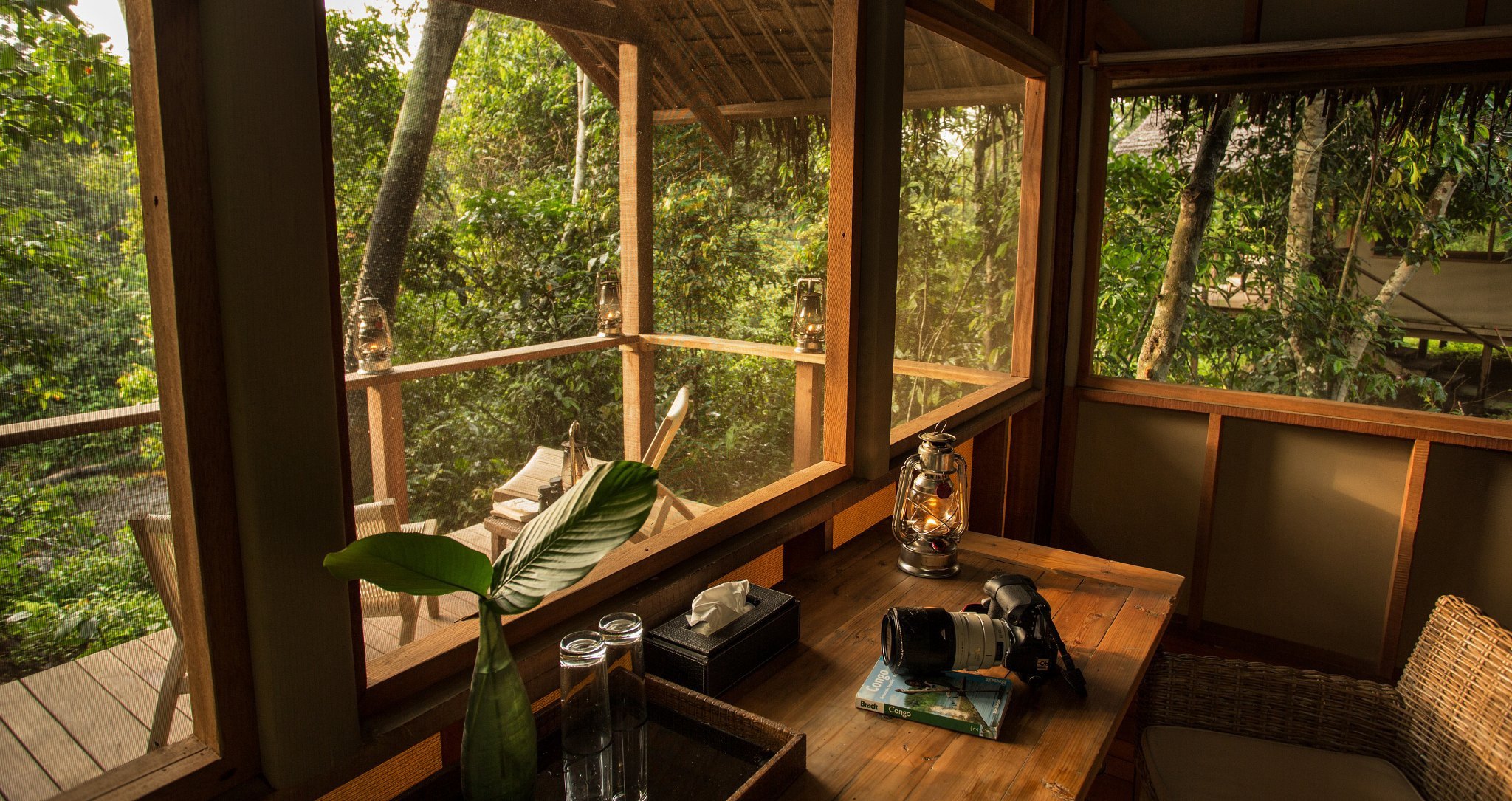 Vue de l'intérieur d'un bungalow et de sa terrasse au-dessus de la rivière Lékéni à Mboko Lodge, dans le Parc National Odzala-Kokoua en République du Congo