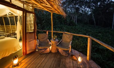 La terrasse d'une des luxueuses cabanes de Ngaga Lodge à Odzala au Congo, entourées par la forêt tropicale au crépuscule.