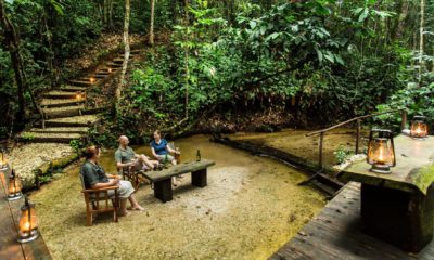 Moment de détente les pieds dans l'eau après une marche à travers la forêt tropicale de Ngaga Lodge à Odzala-Kokoua.