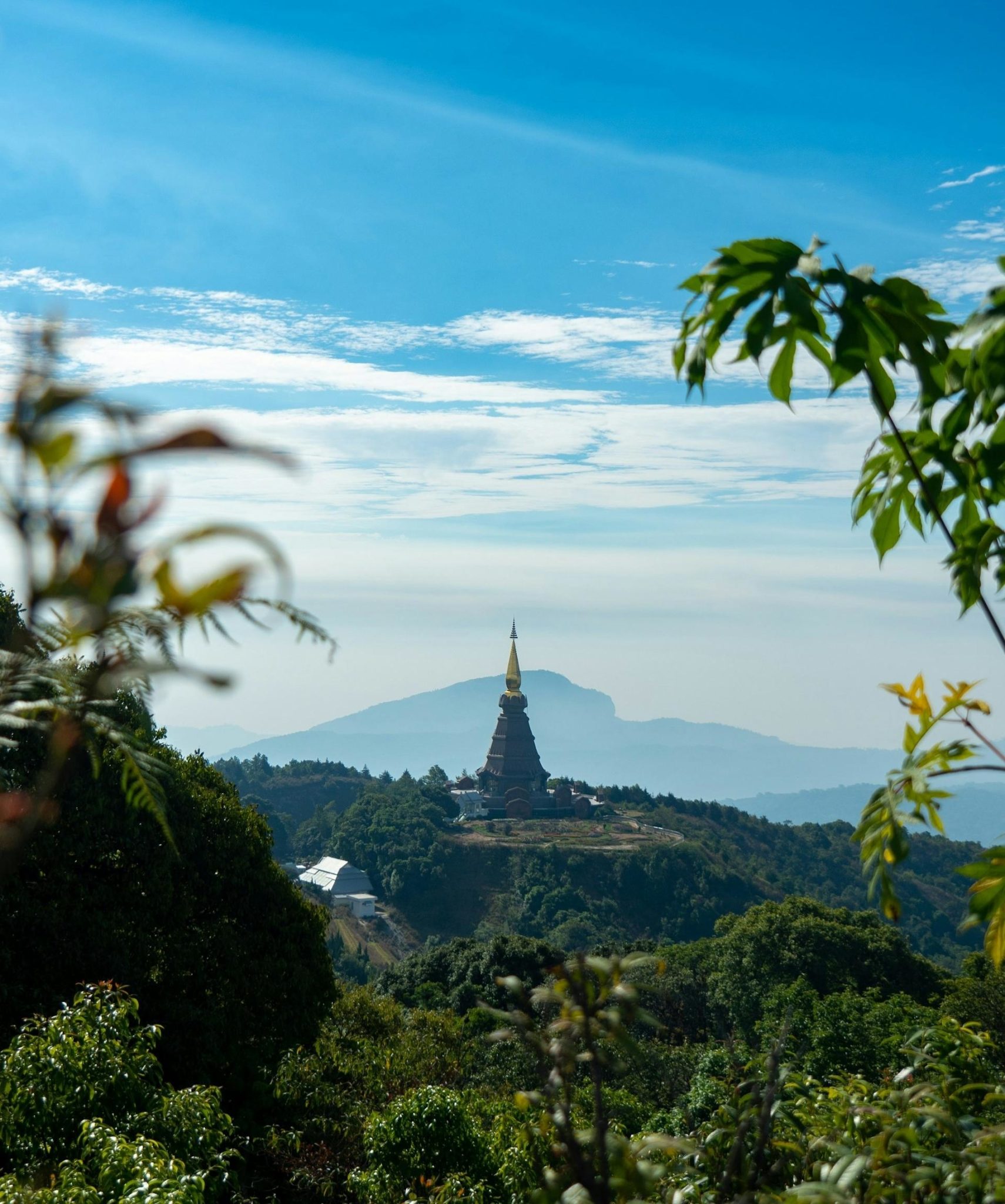 Temples scintillants de Bangkok, plages du sud baignées de soleil et montagnes paisibles du nord : un voyage sur mesure en Thaïlande en janvier entre découvertes culturelles, nature tropicale et adresses de charme soigneusement sélectionnées – Horizons Nouveaux.
