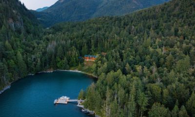 Vue aérienne de Fawn Bluff, refuge exclusif situé sur un fjord isolé de Colombie-Britannique, entouré de forêts anciennes et de montagnes sauvages.