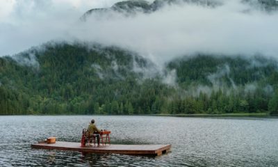 Fawn Bluff, lodge exclusif accessible par bateau ou hydravion, entouré de forêts de conifères et de paysages sauvages de Colombie-Britannique.
