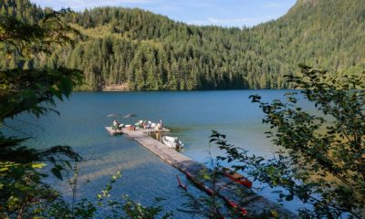 Vue aérienne de Fawn Bluff, refuge exclusif situé sur un fjord isolé de Colombie-Britannique, entouré de forêts anciennes et de montagnes sauvages.