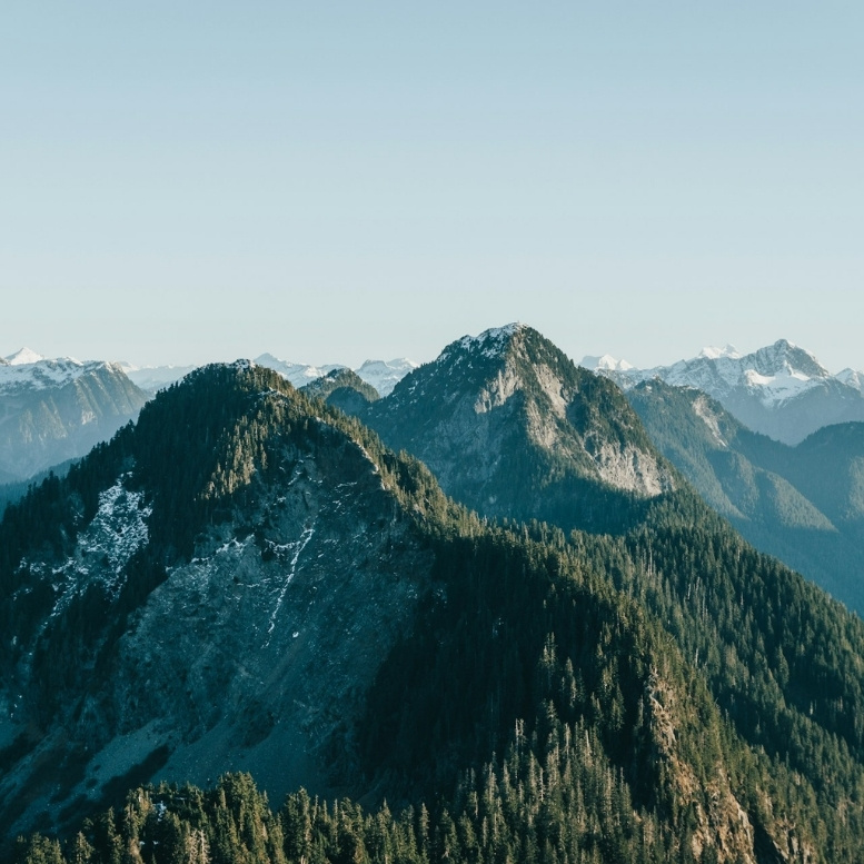 Le Golden Ears Provincial Park dévoile une succession de sommets, de forêts denses et de vallées sauvages à seulement quelques heures de Vancouver. Un terrain privilégié pour la randonnée et l’observation d’une nature encore largement préservée.
