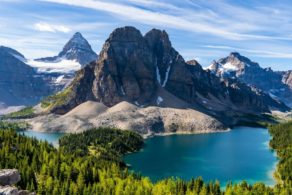 Surnommé le « Cervin des Rocheuses », le mont Assiniboine domine l’un des paysages les plus spectaculaires du Canada. Lacs glaciaires, forêts alpines et sommets escarpés composent un décor idéal pour la randonnée et l’exploration en pleine nature.