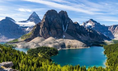Surnommé le « Cervin des Rocheuses », le mont Assiniboine domine l’un des paysages les plus spectaculaires du Canada. Lacs glaciaires, forêts alpines et sommets escarpés composent un décor idéal pour la randonnée et l’exploration en pleine nature.
