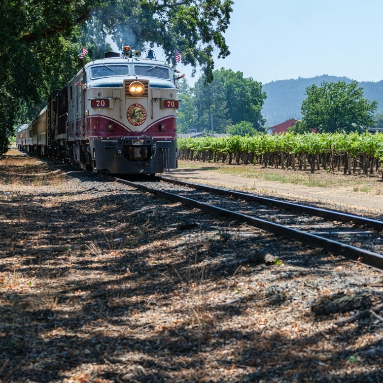 Le Napa Valley Wine Train traversant les célèbres vignobles de la Napa Valley en Californie, offrant une manière emblématique de découvrir l'une des plus prestigieuses régions viticoles des États-Unis.