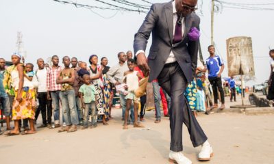 Un Sapeur fait son show dans la rue à Brazzaville, Capitale du Congo