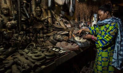 Une Congolaise bien habillée dans une boutique du marché des artisans à Brazzaville.