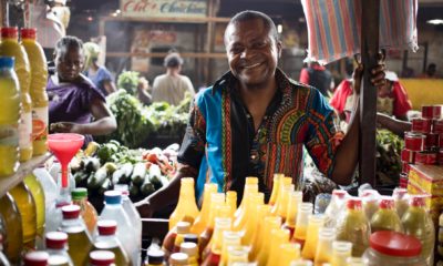 Un vendeur de boissons dans une rue de Brazzaville, capitale de la République du Congo.