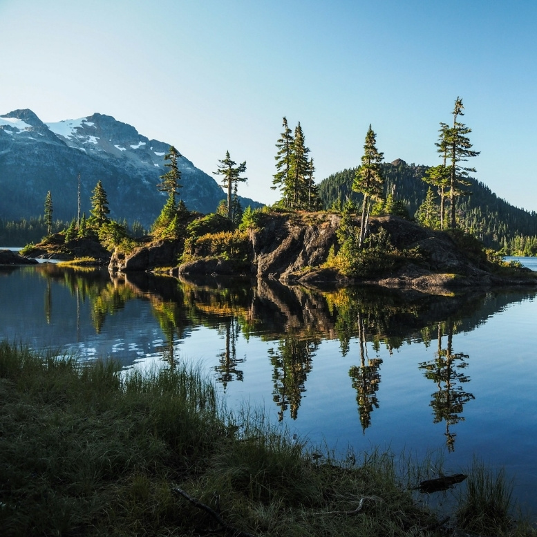 Le parc provincial de Strathcona, sur l’île de Vancouver, est un territoire de lacs, de montagnes et de forêts anciennes. Un environnement préservé qui se découvre au rythme des randonnées, des excursions en kayak ou des moments passés au bord de l’eau.