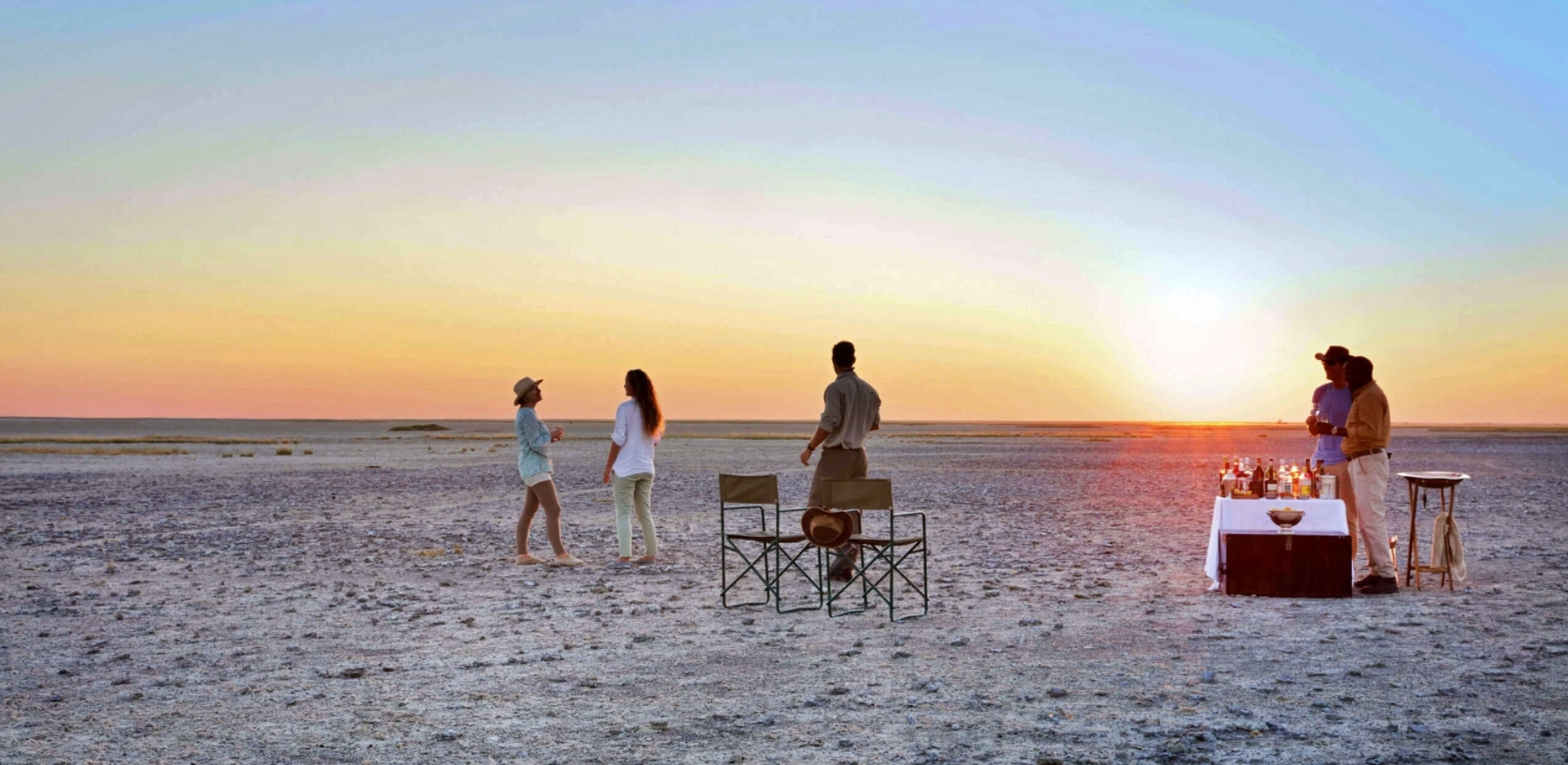 Coucher de soleil sur les pans salés de Makgadikgadi au Botswana avec apéritif privé en pleine nature. Découvrez les avis de voyageurs ayant confié à Horizons Nouveaux l’organisation de leur voyage sur mesure.