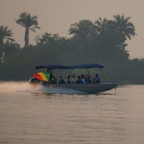 Les excursions depuis le Princess Ngalessa se font en petits bateaux à moteur afin d'accéder aux affluents et cours d'eau étroits, lors des croisières Expéditions Ducret sur le Fleuve Congo.