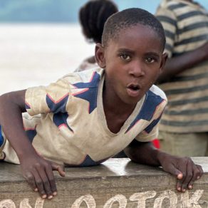 Jeune garçon de Likenze, lieu habité situé dans la région de la Cuvette en République du Congo.