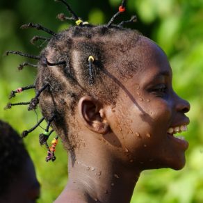 Une joyeuse jeune fille congolaise avec une coiffure traditionnelle à tresses. République du Congo.